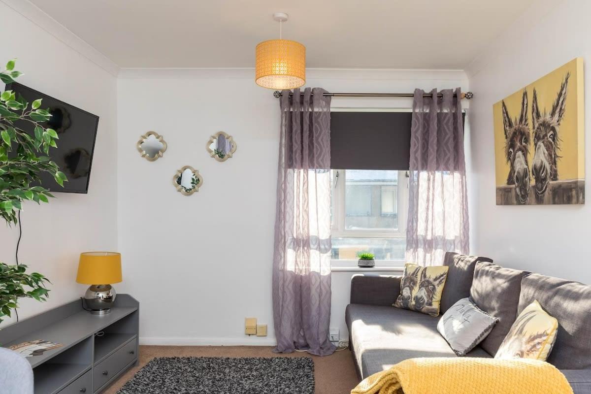 19A The Broadwalk - Cozy 1Br In The Heart Of Crawley Near Gatwick Airport Great For Contractors And Flight Crew Students Villa Eksteriør billede