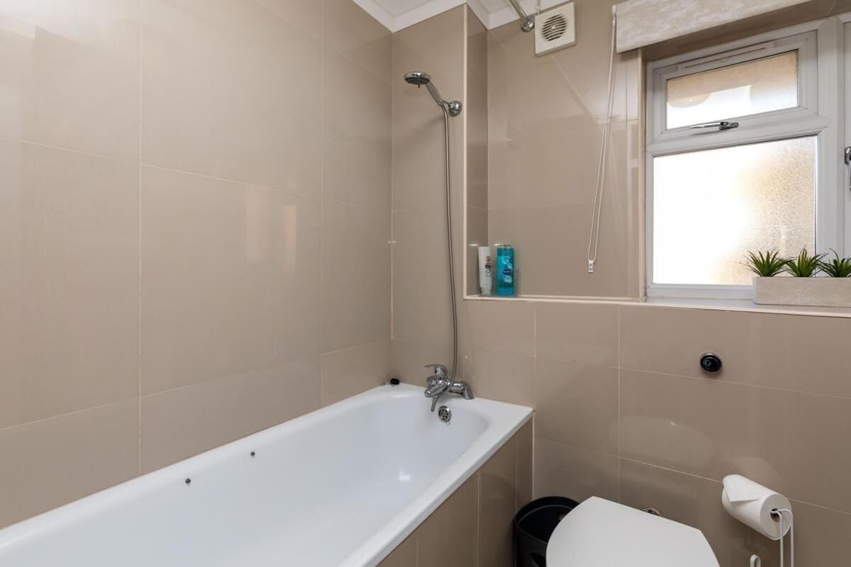 19A The Broadwalk - Cozy 1Br In The Heart Of Crawley Near Gatwick Airport Great For Contractors And Flight Crew Students Villa Eksteriør billede