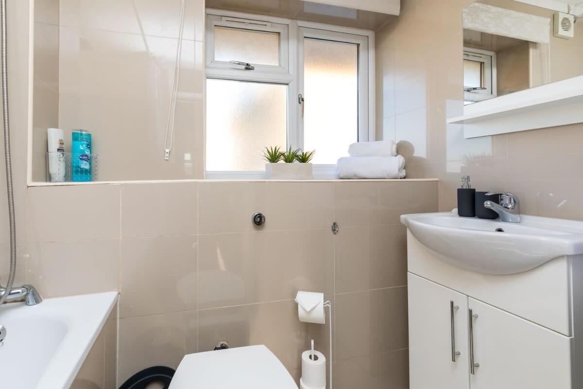 19A The Broadwalk - Cozy 1Br In The Heart Of Crawley Near Gatwick Airport Great For Contractors And Flight Crew Students Villa Eksteriør billede