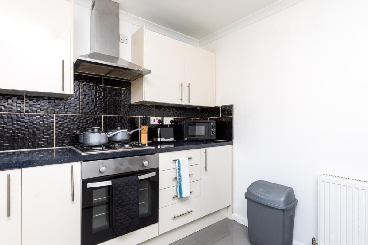 19A The Broadwalk - Cozy 1Br In The Heart Of Crawley Near Gatwick Airport Great For Contractors And Flight Crew Students Villa Eksteriør billede