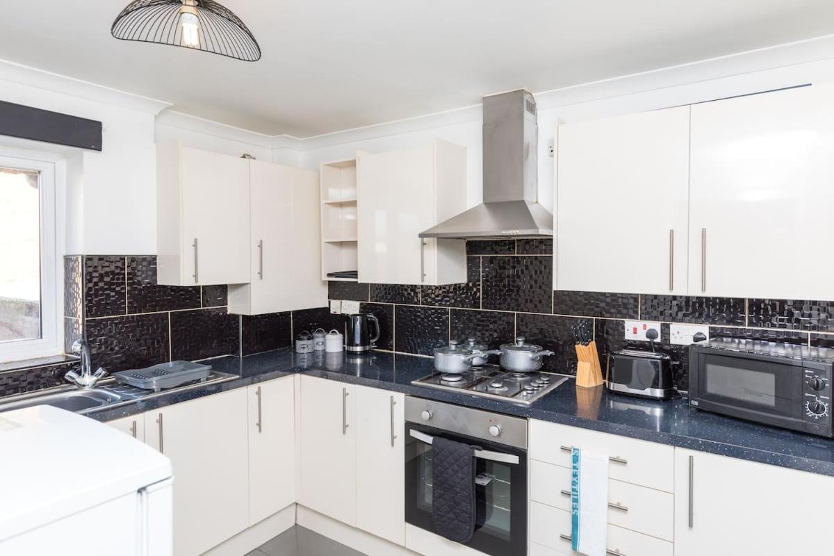 19A The Broadwalk - Cozy 1Br In The Heart Of Crawley Near Gatwick Airport Great For Contractors And Flight Crew Students Villa Eksteriør billede