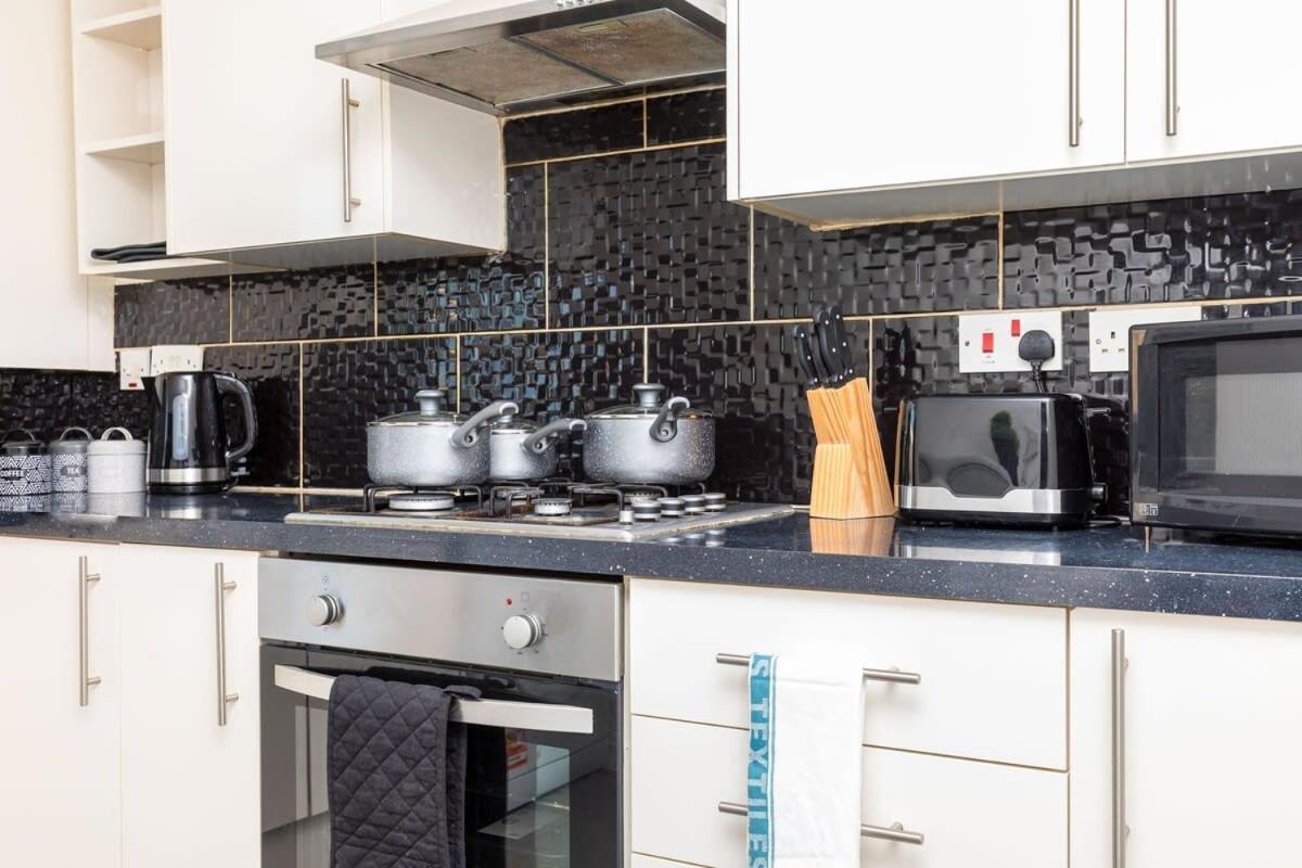 19A The Broadwalk - Cozy 1Br In The Heart Of Crawley Near Gatwick Airport Great For Contractors And Flight Crew Students Villa Eksteriør billede
